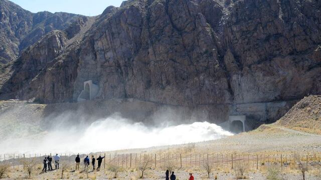 Desde aguas Mendocinas comunicaron que las compuertas del Dique Potrerillos serán nuevamente abiertas mañana para liberar sedimentos del fondo del espejo de agua. Gentileza Los Andes