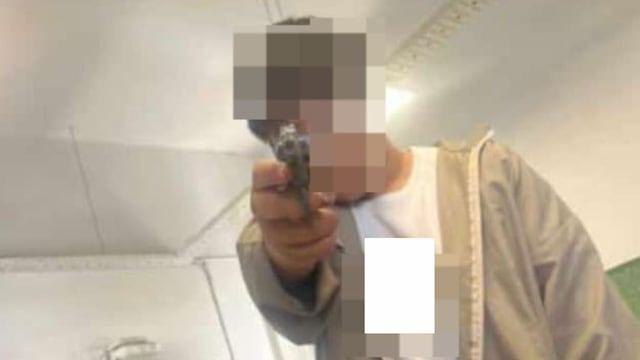 El menor fue fotografiado por uno de sus compañeros.