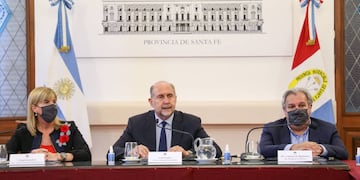 Omar Perotti encabezó el encuentro en el Salón Blanco de la capital.