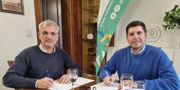 El director del IDSR, Enrique Soffietti y el presidente de la Sociedad Rural de Rafaela, Leonardo Alassia