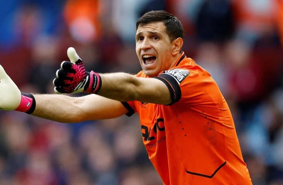 Dibu Martínez y el fatídico partido frente al Arsenal: un gol en contra y otro con el arquero en la mitad de la cancha