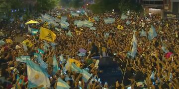 Masivo acompañamiento a Javier Milei en la ciudad de Córdoba.