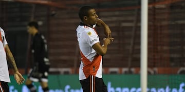 El uruguayo Nicolás De La Cruz convirtió el primer tanto de River en Rosario. Golazo. / Gentileza.