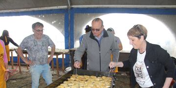 Claudia Cittadino y el equipo del Movimiento Vecinal en la Fiesta del Mate y la Torta Frita