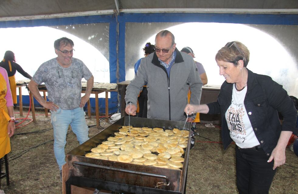 Claudia Cittadino y el equipo del Movimiento Vecinal en la Fiesta del Mate y la Torta Frita