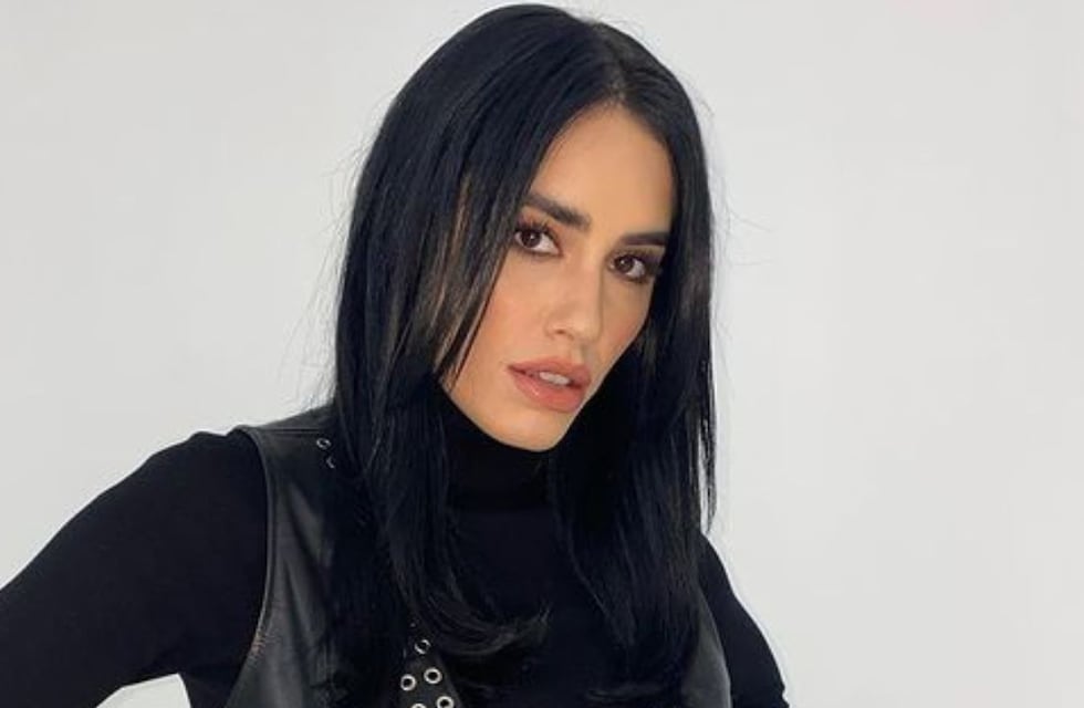 Las fotos casuales de Lali Espósito: jean oscuro, botas negras y top