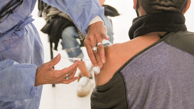 Operativo de vacunación en el centro de salud Nº 21 en Pérez (Gobierno de Santa Fe)