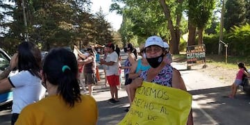 Vecinos de San José cortaron media calzada de la ruta 86 en reclamo por la falta de agua. Gentileza El Cuco Digital