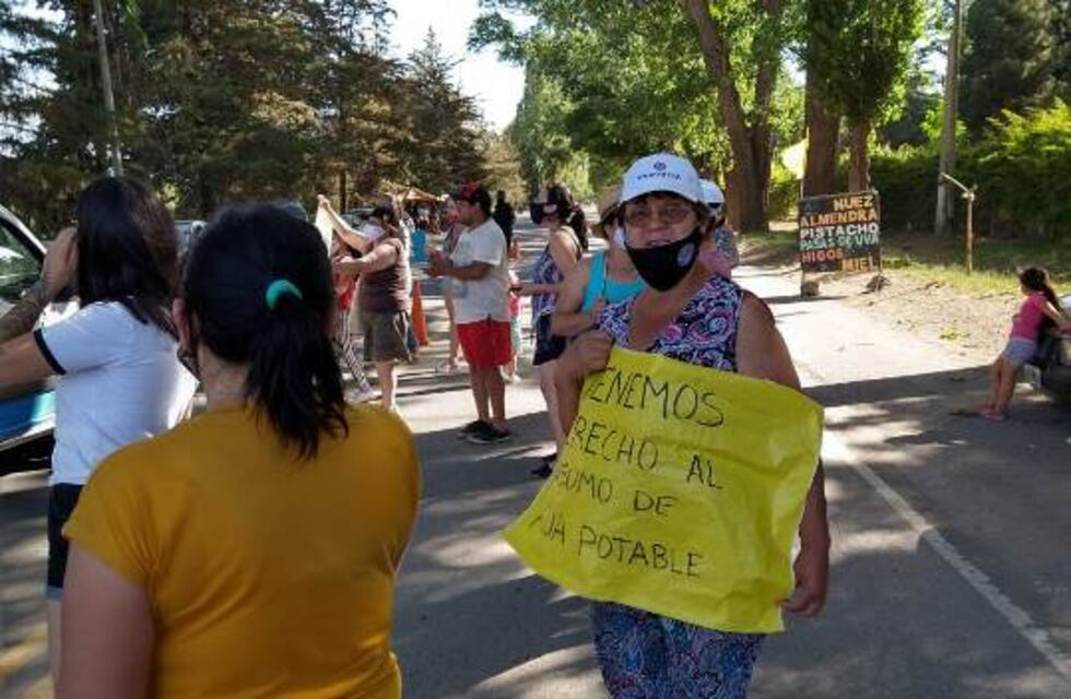 Vecinos cortan parte de la ruta 86 en Tupungato para reclamar por el agua