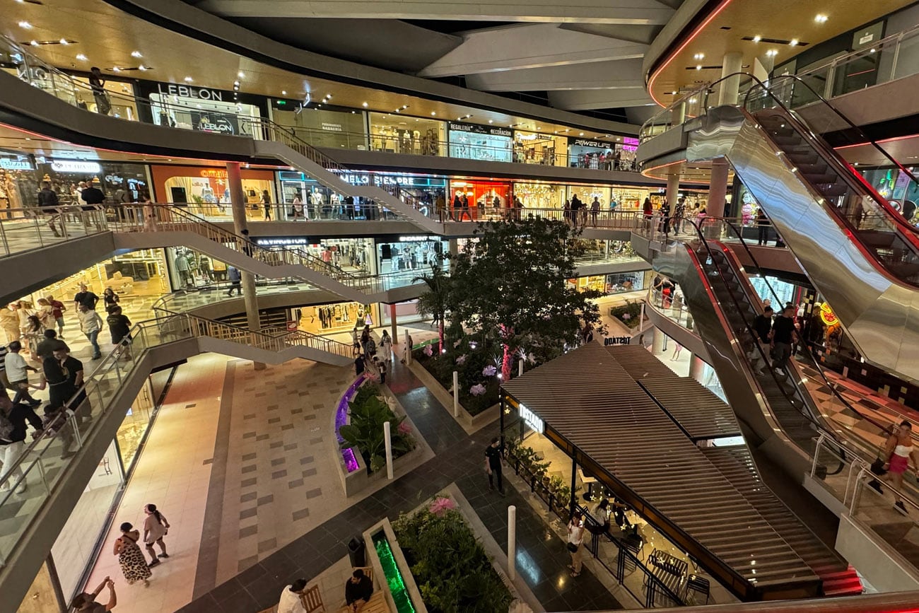 El shopping se encuentra en el centro de Carlos Paz.