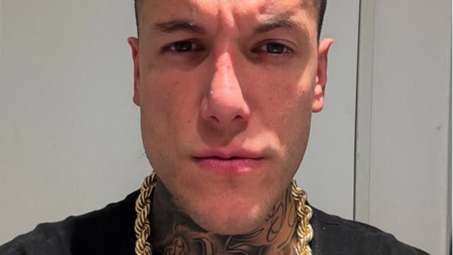 Alex Caniggia compartió un video tirando dólares por los aires y causó polémica.