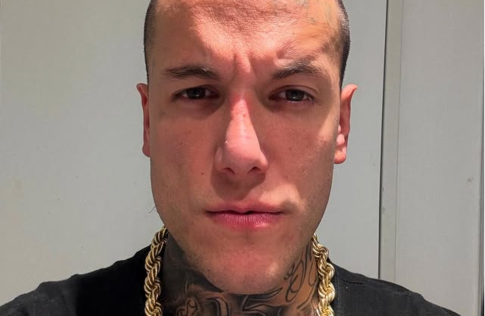 Alex Caniggia se grabó tirando dólares desde su nueva casa y causó repudio: “Miserable vida”