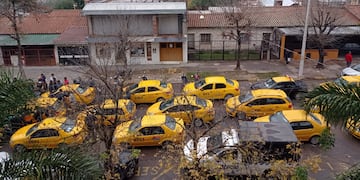 Taxistas de San Salvador de Jujuy bloquearon con sus vehículos el frente del edificio municipal "9 de Julio".