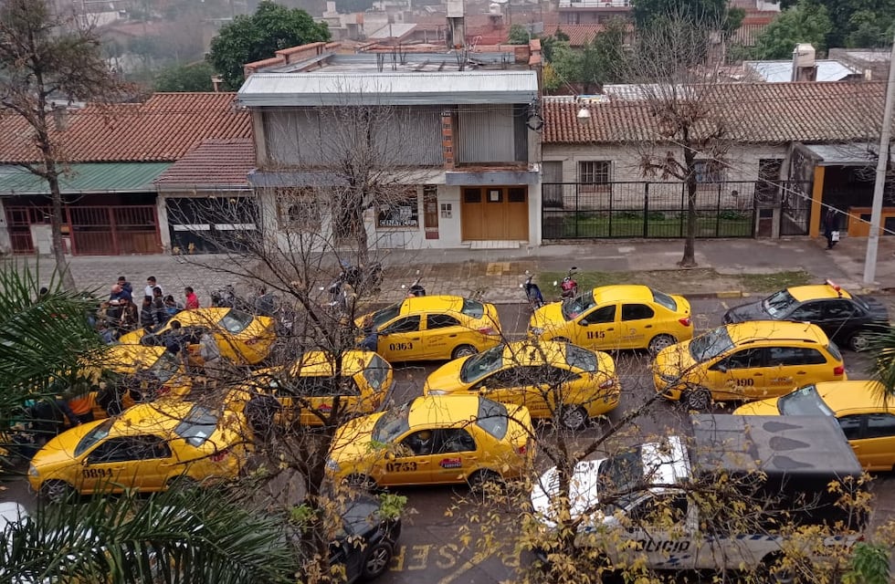 Taxistas sitiaron oficinas del municipio por un reclamo