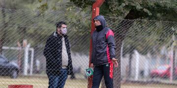 El presidente y uno de los técnicos interinos de La Gloria en un alto del entrenamiento del plantel superior
