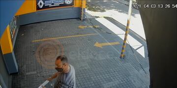 El delincuente llegó con un tubo fluorescente y lo comparó con los del local. A pesar de que no eran de la misma medida, los robó de igual manera.