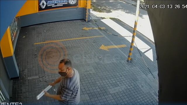 El delincuente llegó con un tubo fluorescente y lo comparó con los del local. A pesar de que no eran de la misma medida, los robó de igual manera.