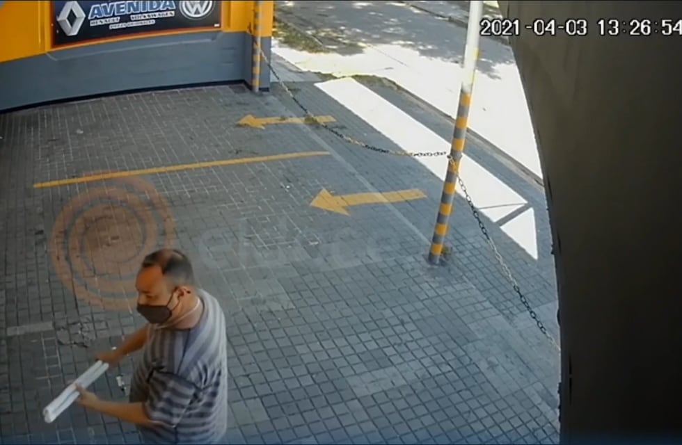 Indignante: robó dos tubos fluorecentes de un local en Villa Cabrera y quedó filmando