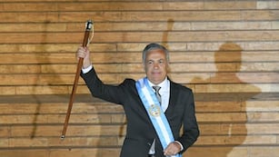 El nuevo gobernador recibió los atributos en la Casa de Gobierno.