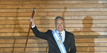 El nuevo gobernador recibió los atributos en la Casa de Gobierno.