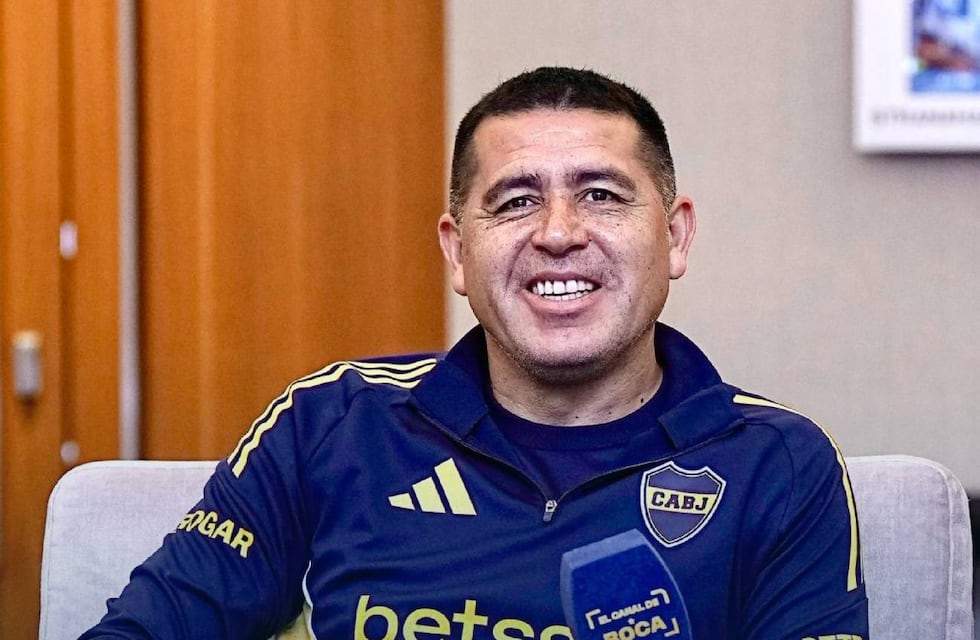No se vio en TV: el gesto de Riquelme con Cavani tras el gol y la victoria de Boca