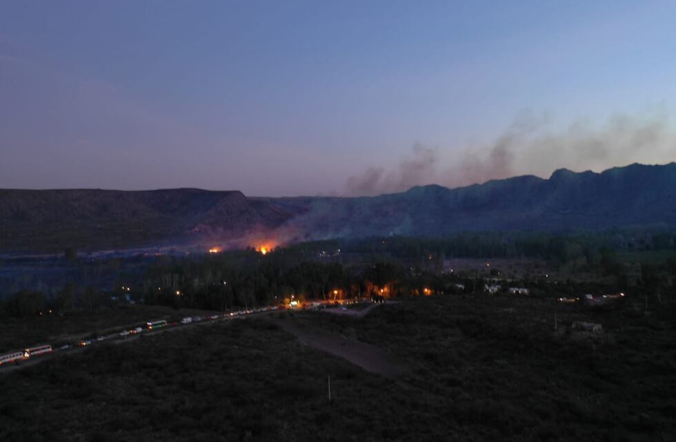 Incendio en Valle Grande: el fuego cruzó el río Atuel y avanzó hacia zonas residenciales
