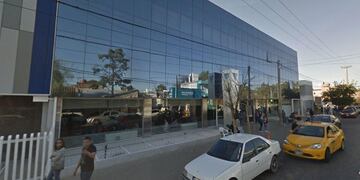 El agente está internado en clínica Vélez Sársfield (Captura/©Google Street View).