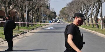El brutal femicidio se produjo en Granadero Baigorria en la vía pública.