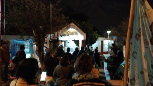 Manifestante entraron violentamente al recinto tras romper la puerta del lugar.