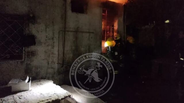 Fotos de las llamas en la vivienda de Ludmila. El fuego provocó la pérdida de todas las pertenencias de la familia.
