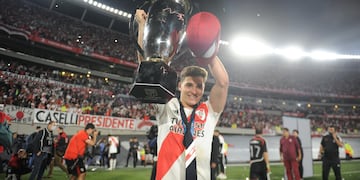 Julián Álvarez, el Araña con el trofeo de campeón de la Liga Profesional y la máscara del súper héroe (Gentileza Clarín).