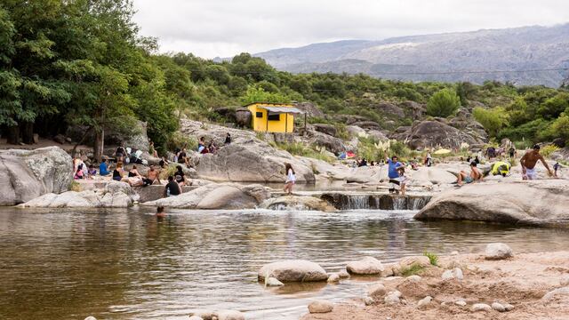 La víctima de 43 años fue encontrada a tres metros de profundidad en el Río Chico de Nono. (Foto: Agencia Córdoba Turismo)