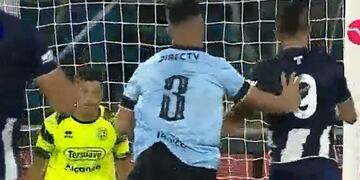 El delantero reclamó que Oliver lo empujó cuando estaba por rematar.