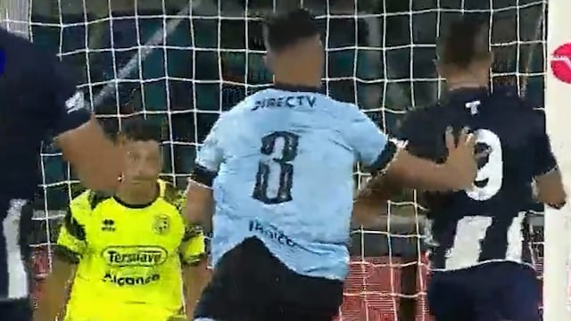 El delantero reclamó que Oliver lo empujó cuando estaba por rematar.