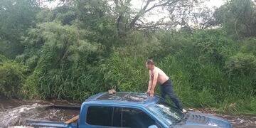 Quiso sortear una crecida y fue arrastrado por la corriente del río Quilpo.