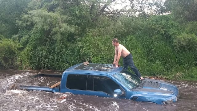 Quiso sortear una crecida y fue arrastrado por la corriente del río Quilpo.