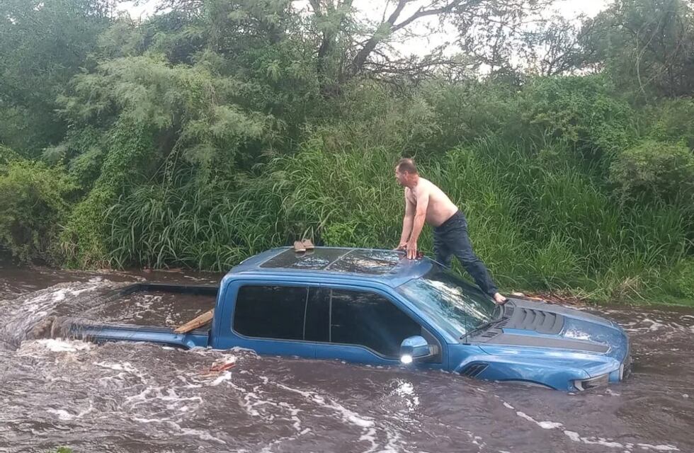 Intentó cruzar el río Quilpo con su 4x4 y debió ser rescatado