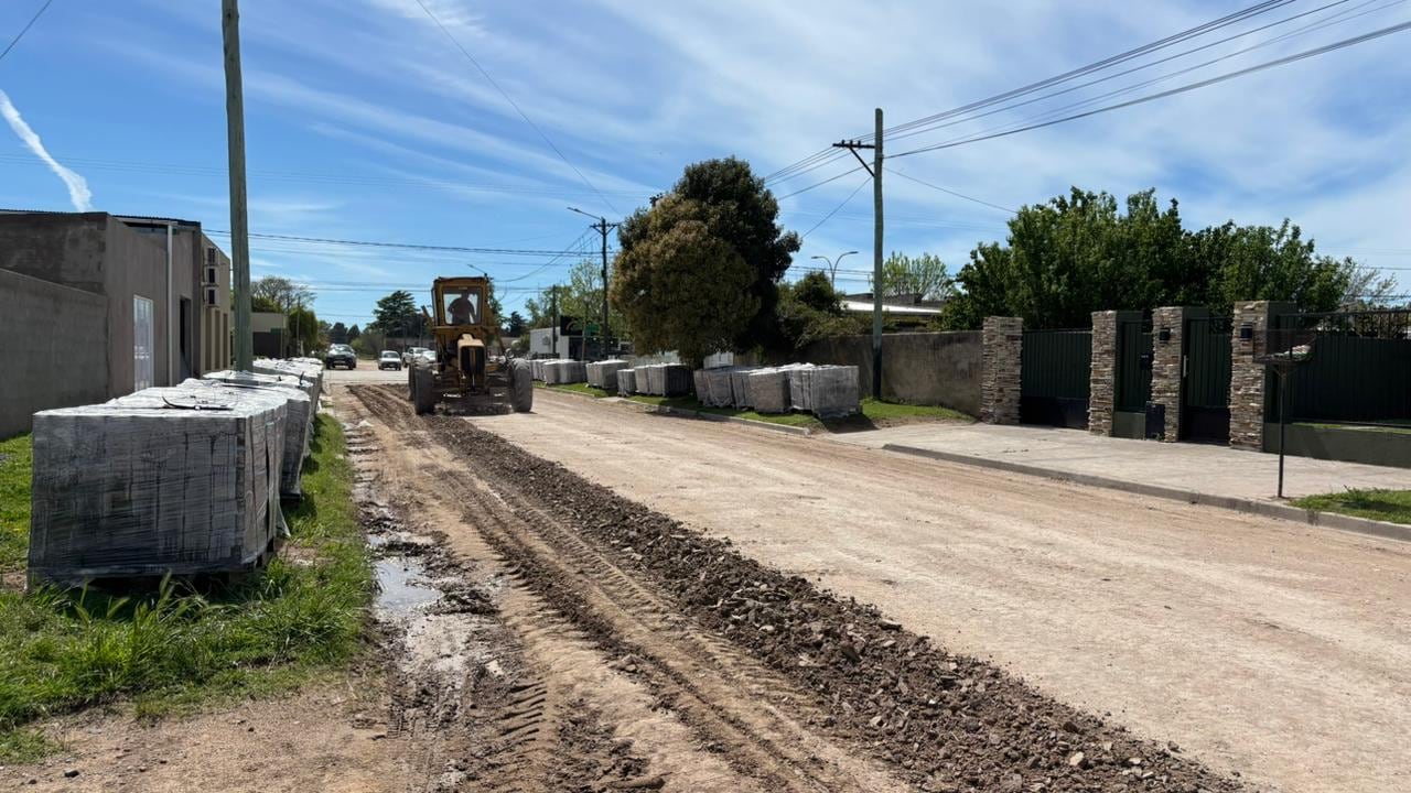 Gonzales Chaves: el Municipio inició la pavimentación de nueve calles con producción y mano de obra local