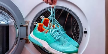 Dos cordobeses explicaron porqué es malo lavar zapatillas en lavarropas.