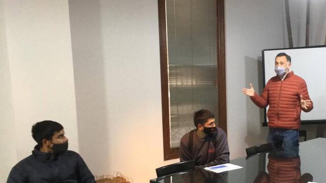 Diego Peiretti, junto a chicos del Centro Municipal de Capacitación en Oficios