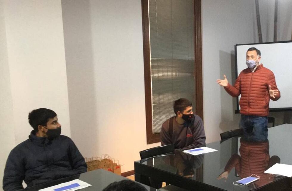 Cinco jóvenes del Centro Municipal de Capacitación en Oficios iniciaron su práctica laboral en VMC Refrigeración