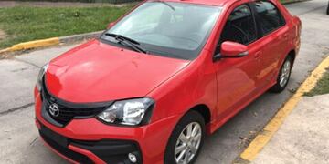 Le robaron su Toyota Etios rojo en menos de 24 horas.