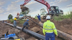 Un momento crítico del operativo, la extracción del pesado caño de acero que presentaba serias fallas.