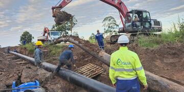 Un momento crítico del operativo, la extracción del pesado caño de acero que presentaba serias fallas.