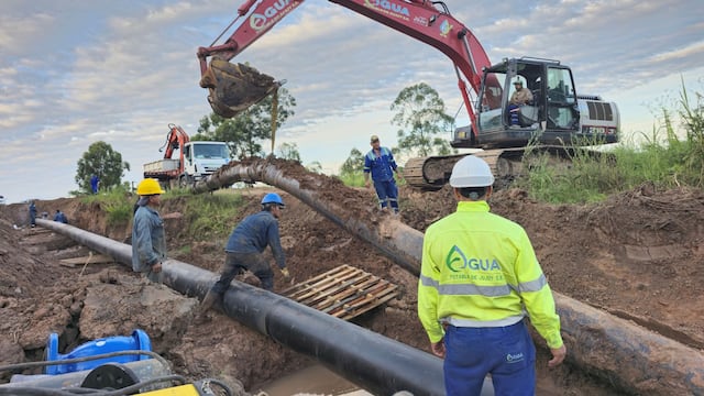 Un momento crítico del operativo, la extracción del pesado caño de acero que presentaba serias fallas.