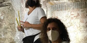 Silvina y María de los Ángeles en la tumba de Amenmose.