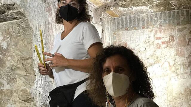 Silvina y María de los Ángeles en la tumba de Amenmose.