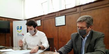 Emir Félix firmó el contra de entrega de los caños para la construcción del nuevo gasoducto.
