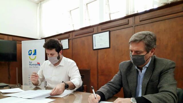Emir Félix firmó el contra de entrega de los caños para la construcción del nuevo gasoducto.