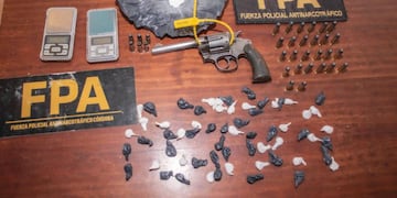 La Policía secuestró un revolver y múltiples dosis de cocaína. (Mpfcordoba.gob.ar)